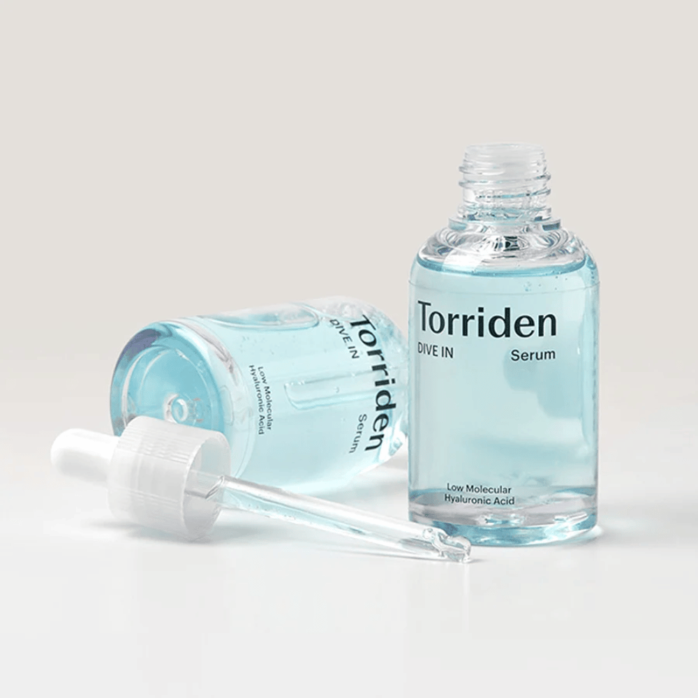 Fľaša Torriden DIVE-IN Low Molecule Hyaluronic Acid Serum 50ml vedľa fľaše vody, ktorá zdôrazňuje hyalurónové sérum a hydratáciu.