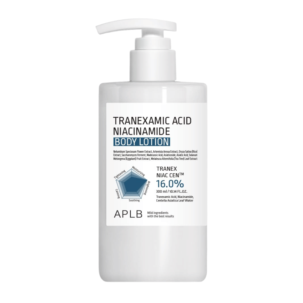 Čistý produktový obrázok APLB Tranexamic Acid Niacinamide Body Lotion v minimalistickej bielej pumpičkovej fľaši so zameraním na hydratačnú a upokojujúcu starostlivosť o telo pre suchú a citlivú pokožku.