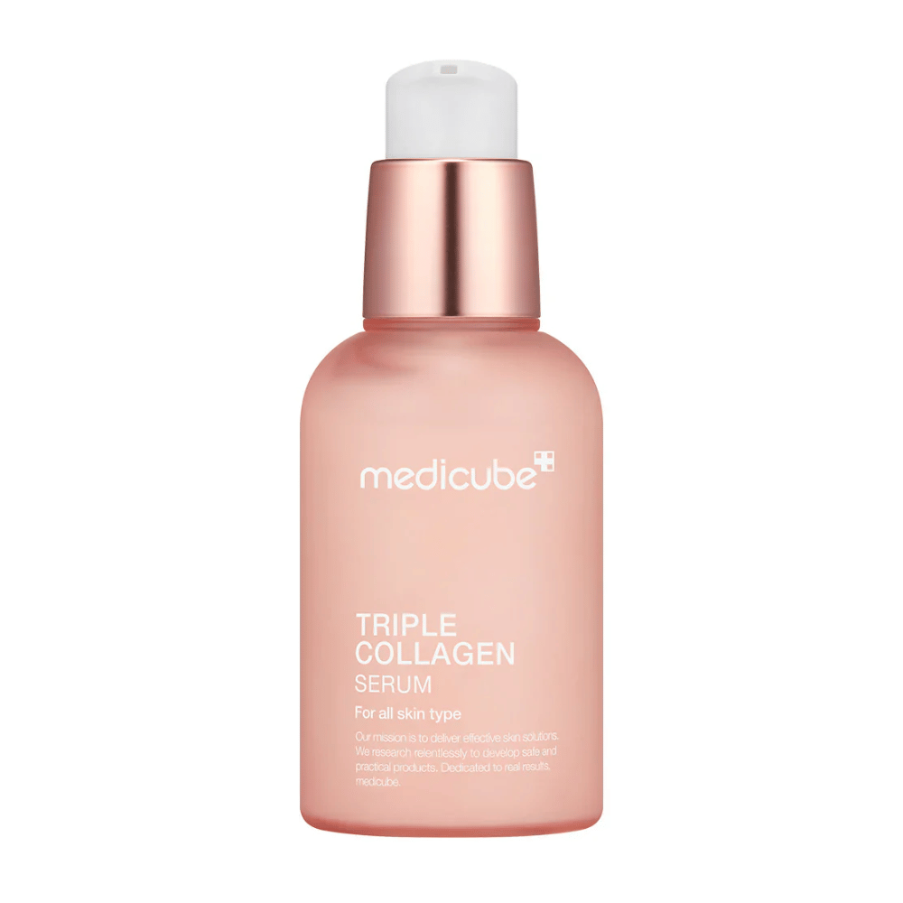 Ružová fľaša Medicube Triple Collagen Serum, navrhnutá pre všetky typy pleti. Hladká, matná sklenená fľaša s kovovým ružovým uzáverom a bielou pumpičkou dodáva elegantný vzhľad a text zvýrazňuje trojkolagénovú formulu séra.