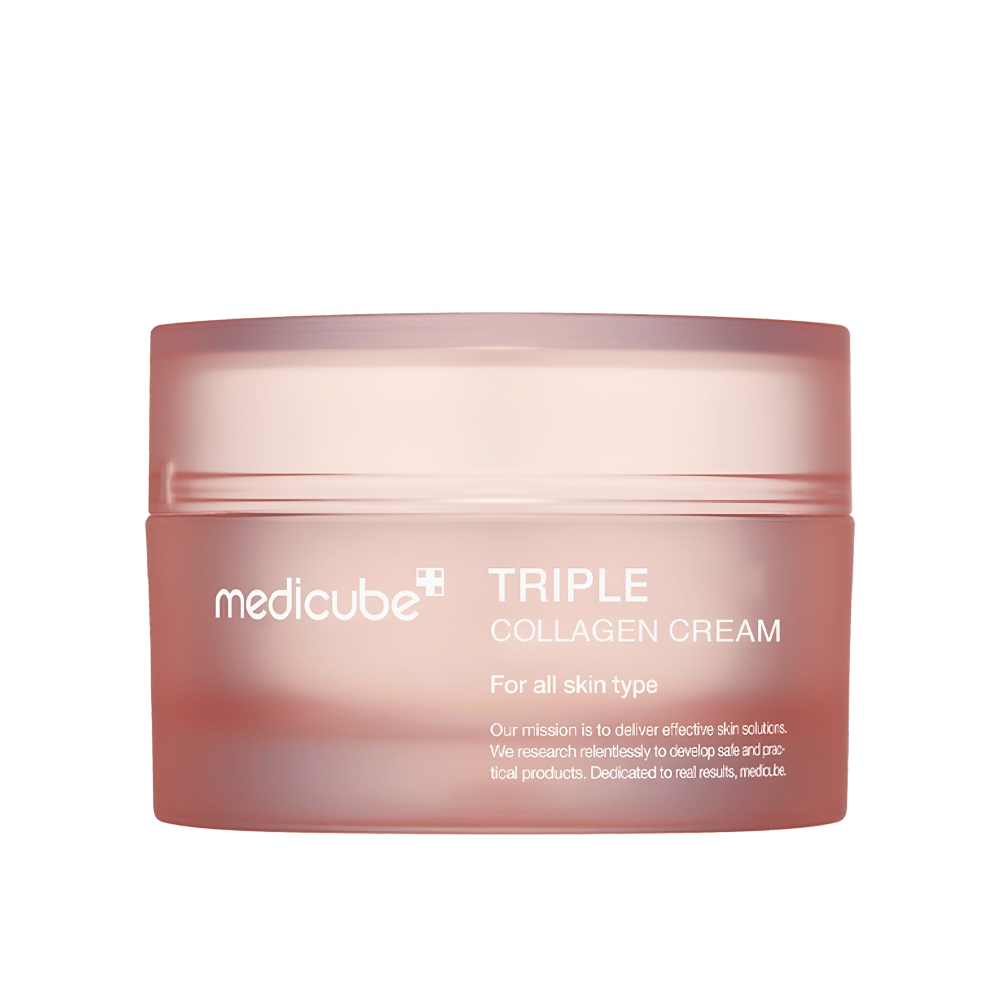Obrázok zobrazuje nádobu s Medicube Triple Collagen Cream. Tento pleťový krém je vytvorený pre všetky typy pleti a sľubuje zlepšenie elasticity a úrovne hydratácie pokožky. Dizajn je minimalistický s jemným ružovým tónom na obale.