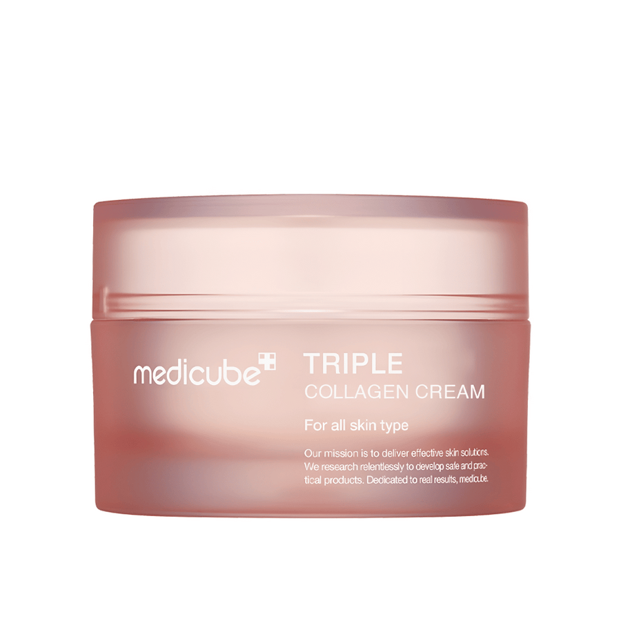 Obrázok zobrazuje nádobu s Medicube Triple Collagen Cream. Tento pleťový krém je vytvorený pre všetky typy pleti a sľubuje zlepšenie elasticity a úrovne hydratácie pokožky. Dizajn je minimalistický s jemným ružovým tónom na obale.