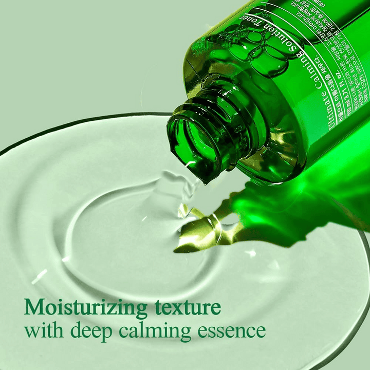 Obrázok zobrazuje Pyunkang Yul Ultimate Calming Solution Toner, pleťový toner s hydratačnou textúrou a hlboko upokojujúcou esenciou, ktorá sa nalieva na biely povrch. Fľaša je zelená a toner sa zdá byť navrhnutý na upokojenie a hydratáciu pokožky.