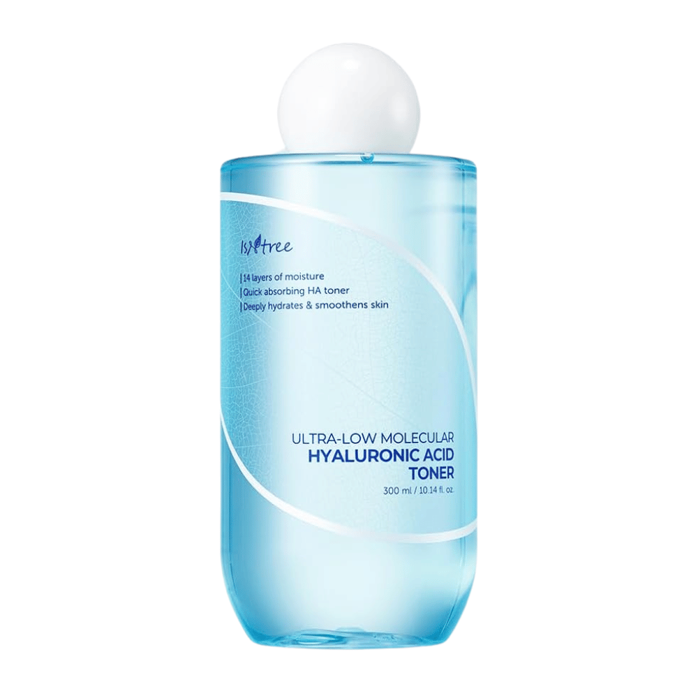 Produktový obrázok Isntree Ultra-Low Molecular Hyaluronic Acid Toner, 300 ml. Fľaša je svetlomodrá s bielym textom a okrúhlym bielym uzáverom, navrhnutá na signalizáciu hydratačných a upokojujúcich vlastností.