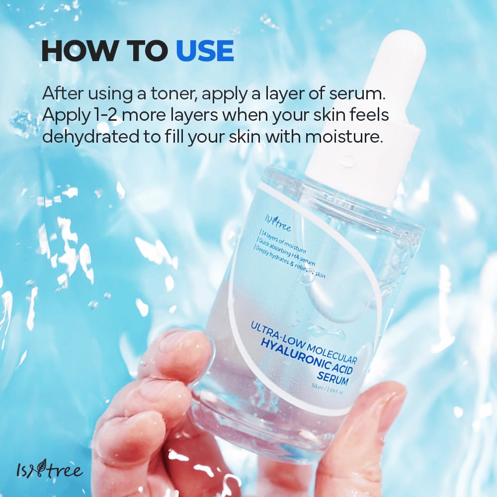 Isntree Ultra-Low Molecular Hyaluronic Acid Serum aplikované po toneri pre intenzívnu hydratáciu, zobrazené v ruke s vodnými kvapkami, ľahké sérum pre suchú a dehydrovanú pokožku.