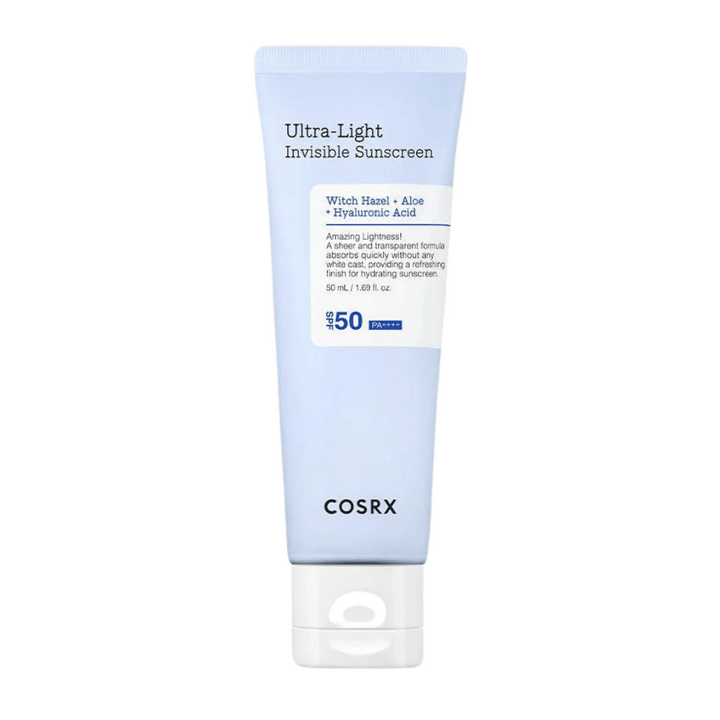 COSRX Ultra-Light Invisible Sunscreen v modrej tube s SPF 50 PA++++, obsahuje hamamelis, aloe vera a kyselinu hyalurónovú – ľahká formula bez bieleho povlaku pre hydratačnú ochranu pred slnkom.