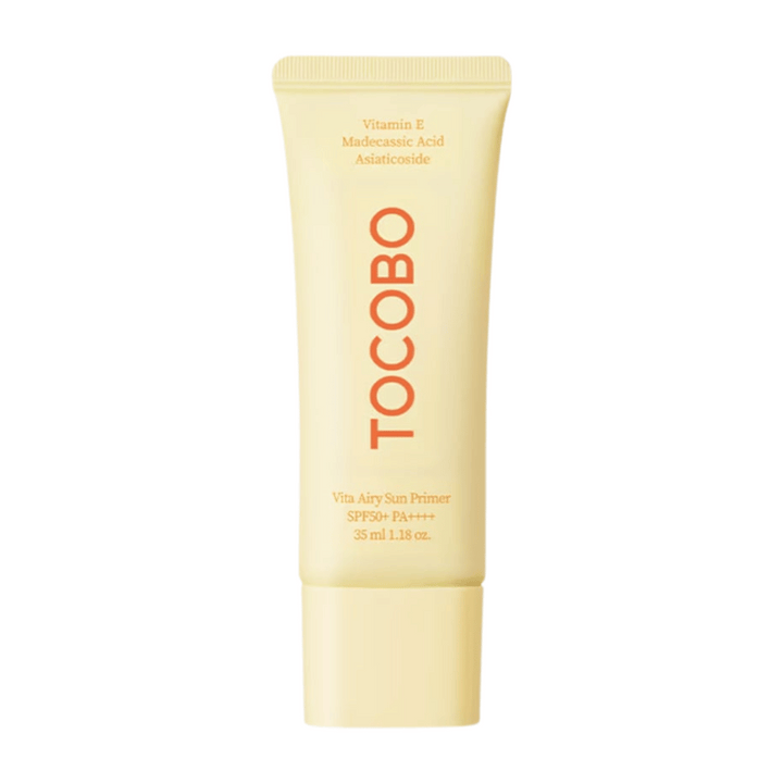 TOCOBO Vita Airy Sun Primer kombinuje SPF50+ s funkciou primeru. Obsahuje vitamín E a madecassoside na upokojenie, ochranu a rovnomerný povrch.