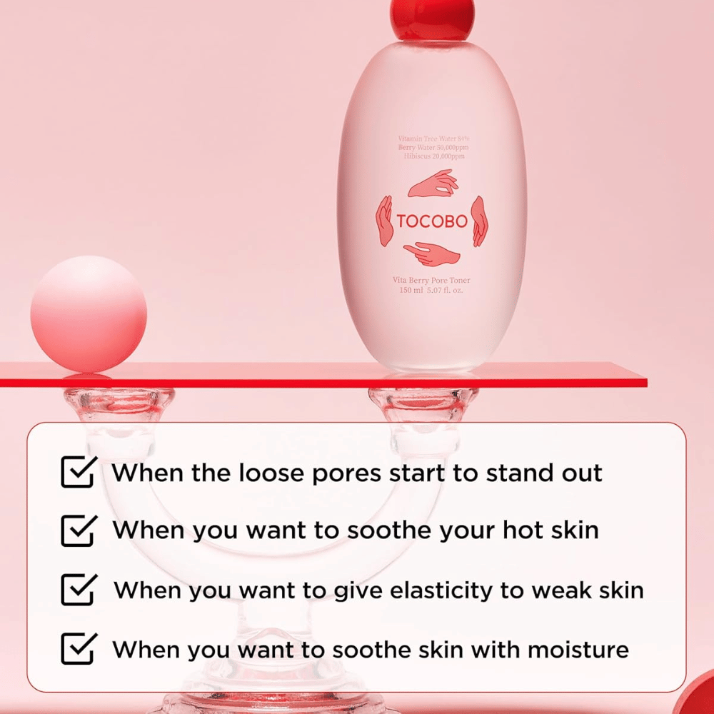 Produktový obrázok TOCOBO Vita Berry Pore Toner umiestnený na elegantnom ružovom podstavci so zameraním na starostlivosť o póry, hydratáciu a upokojujúci účinok pre pokožku.