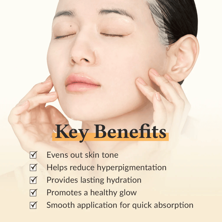 Žena aplikuje Dr. Althea Vita Glow Mask so zavretými očami. Obrázok ukazuje výhody produktu: rovnomernejší tón pleti, zníženie hyperpigmentácie a dlhodobú hydratáciu.