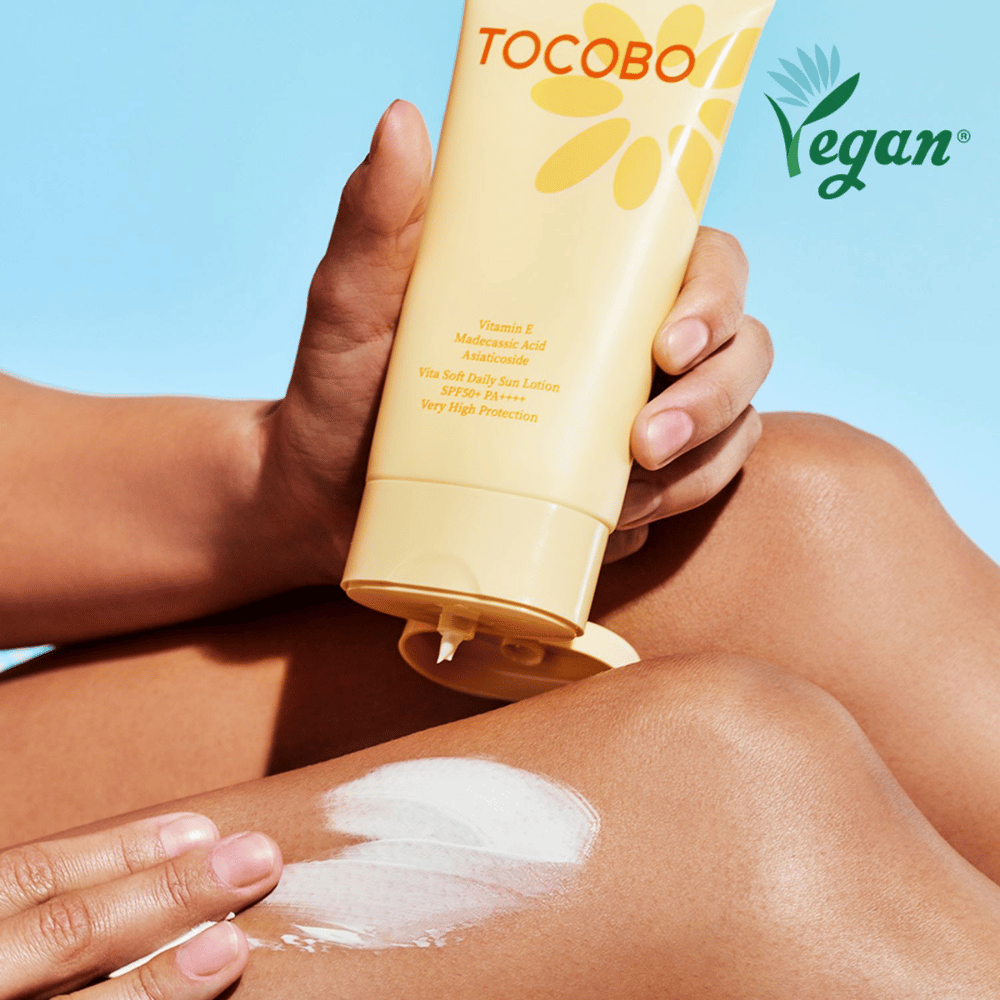 Aplikácia Tocobo Vita Soft Daily Sun Lotion na pokožku s ľahkým zložením, ktoré sa rýchlo vstrebáva bez lepivého pocitu a poskytuje ochranu SPF50+