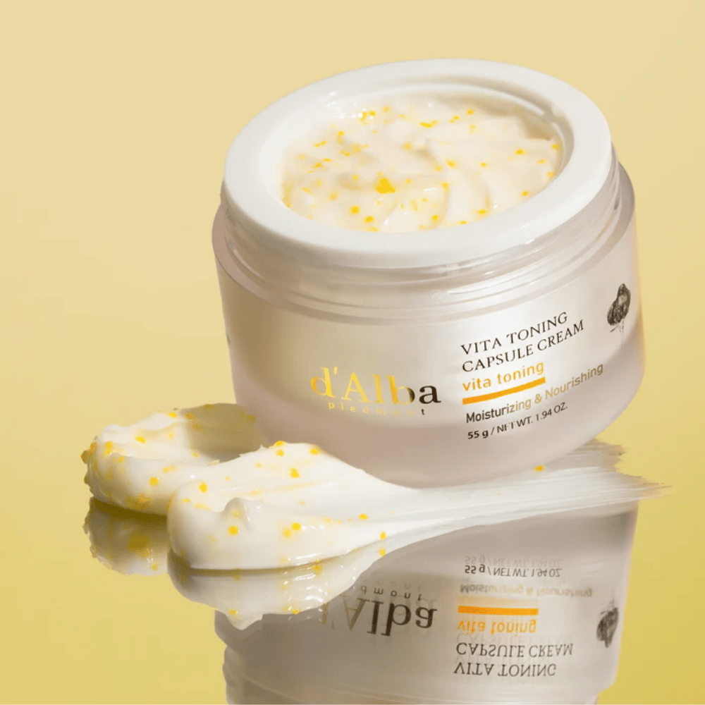 d'Alba Vita Toning Capsule Cream textúra – pleťový krém s bielymi kapsulami, ktoré sa rozpúšťajú v pokožke a pomáhajú hydratovať a zabezpečiť jasnejší tón pleti.