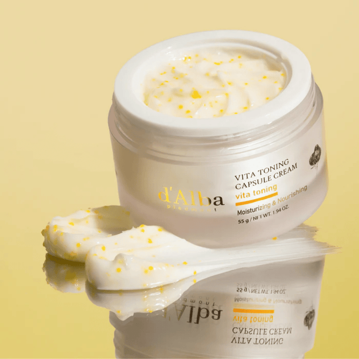 d'Alba Vita Toning Capsule Cream textúra – pleťový krém s bielymi kapsulami, ktoré sa rozpúšťajú v pokožke a pomáhajú hydratovať a zabezpečiť jasnejší tón pleti.