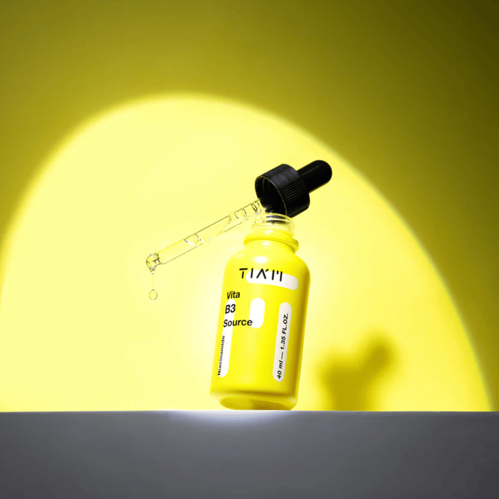 TIA'M Vita B3 Source – niacínamidové sérum v žltej fľaštičke s pipetou, navrhnuté na rozjasnenie pleti a jasnejší tón pleti.