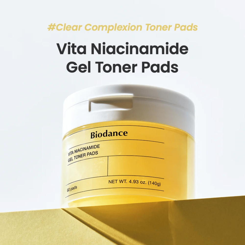 Biodance Vita Niacinamide Gel Toner Pads – nádoba so 60 tampónmi na jasnejší tón pleti, zobrazená na žltom podstavci s jasnou etiketou a moderným dizajnom.