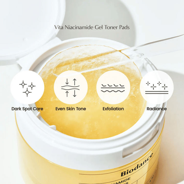Biodance Vita Niacinamide Gel Toner Pads – exfoliačné tampóny na vyrovnanie tónu pleti, žiarivosť a ošetrenie tmavých škvŕn, zobrazené v otvorenej nádobe s pinzetou.