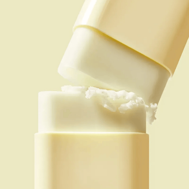 TOCOBO Vita Waterproof Sun Stick ponúka širokospektrálnu ochranu pred slnkom v praktickom formáte tyčinky. Bohatá na vitamín E a rastlinné extrakty pre jemnú, chránenú pokožku.