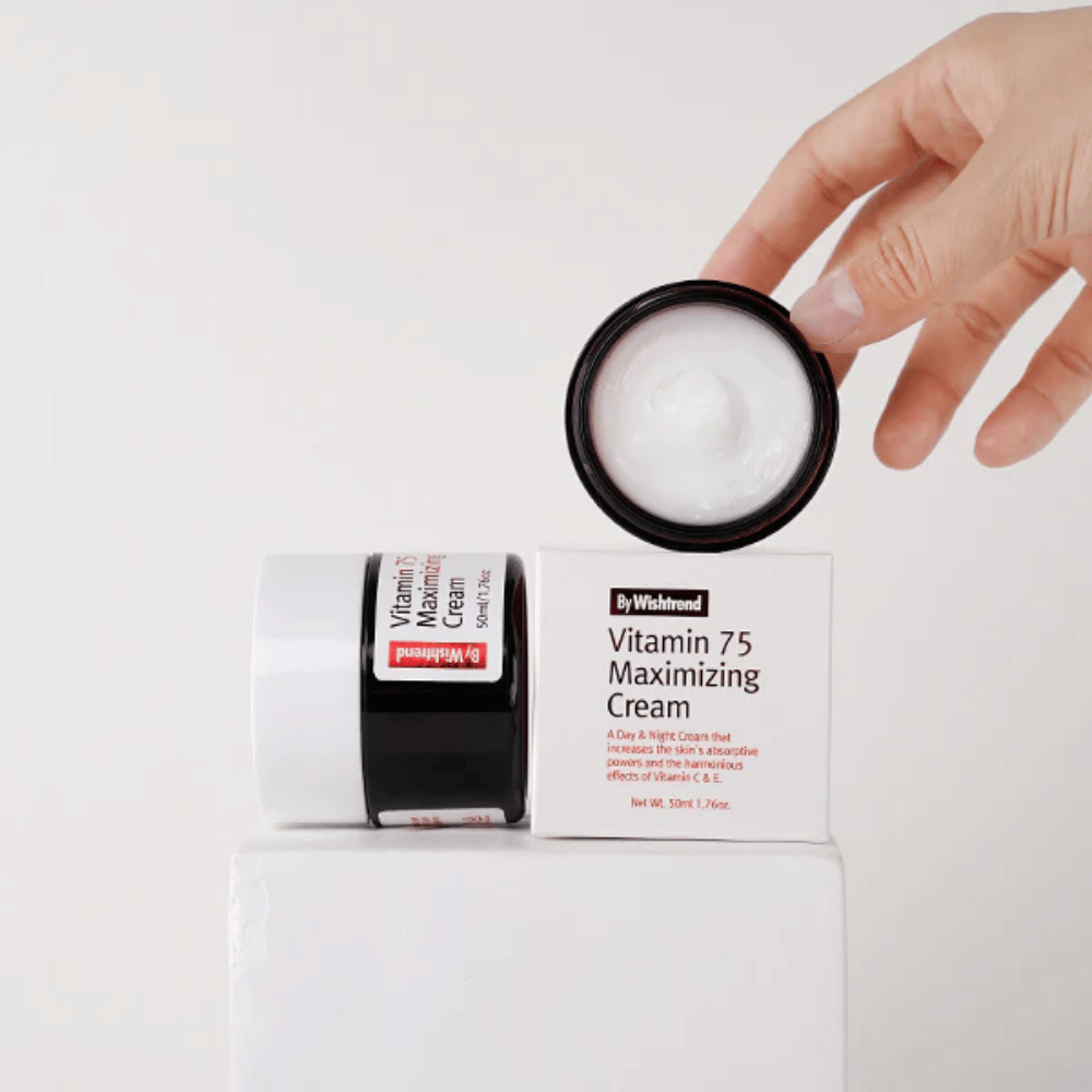 By Wishtrend Vitamin 75 Maximizing Cream s téglikom a obalom, ktoré zobrazujú hydratačný pleťový krém pre jasnejšiu a rovnomernejšiu pleť.
