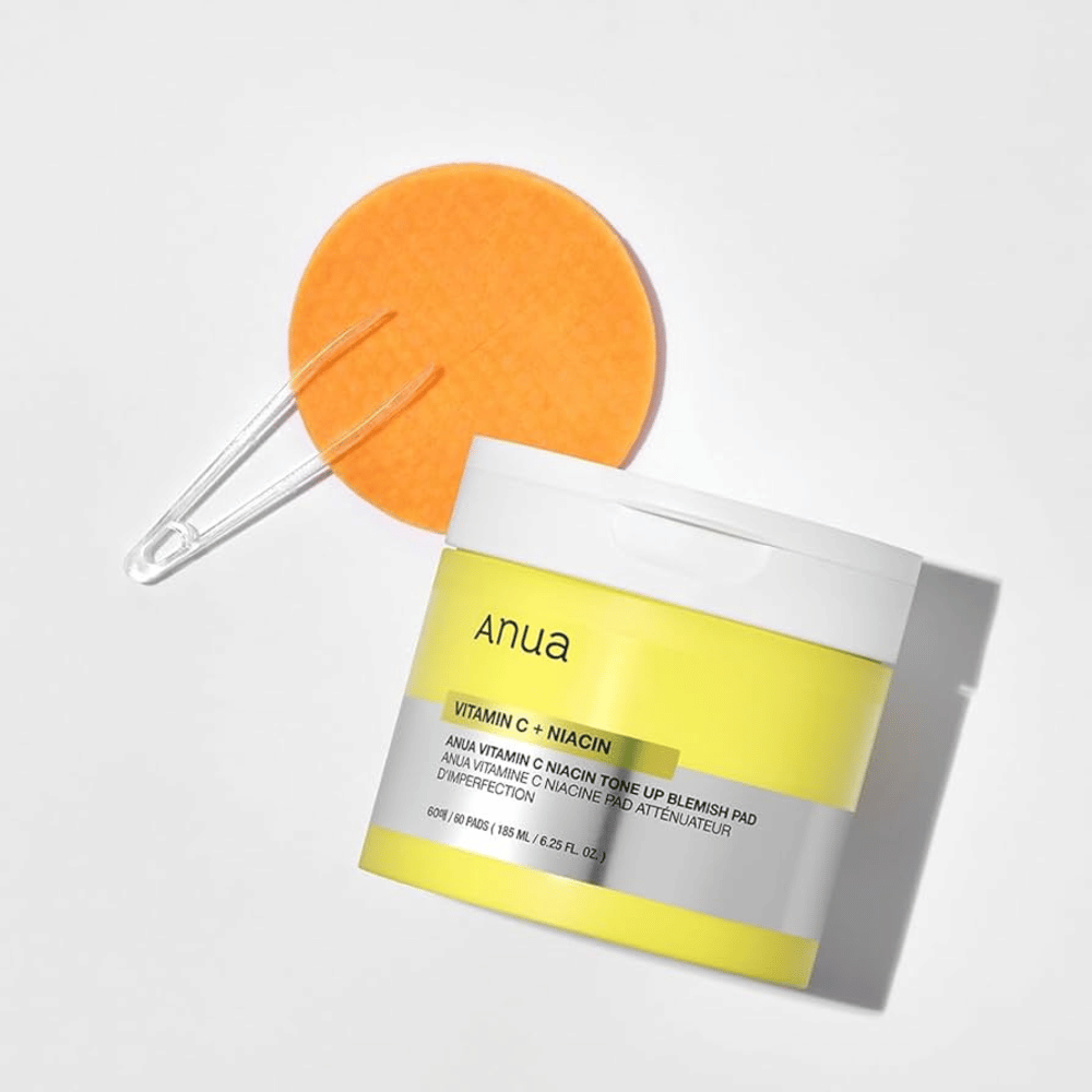 Anua Vitamin C + Niacin Tone Up Blemish Pad – Osviežujúce tonerové tampóny pre rovnomernejší tón pleti.

🍊 Vitamín C – Dodáva pokožke lesk a redukuje tmavé škvrny.
💧 Niacínamid – Zlepšuje elasticitu pokožky a znižuje nerovnosti.
🧖‍♀️ Jemná exfoliácia – Odstraňuje odumreté kožné bunky pre jasnejšiu pleť.

Perfektné pre žiarivú a rovnomernú pleť!