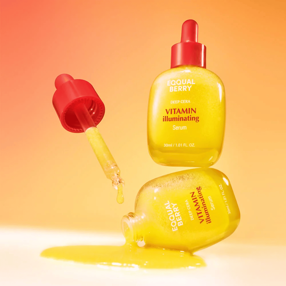 Equal Berry Vitamin Illuminating Serum v žiarivo žltej fľaši s červenou pipetou. Tekutá textúra a energické pozadie vytvárajú živý a svieži pocit.