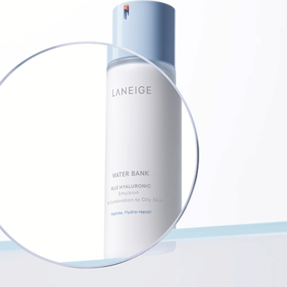 LANEIGE Water Bank Blue Hyaluronic Emulsion so svetlomodrou pumpou, videná cez zväčšovacie sklo na bielom pozadí s modrým okrajom.