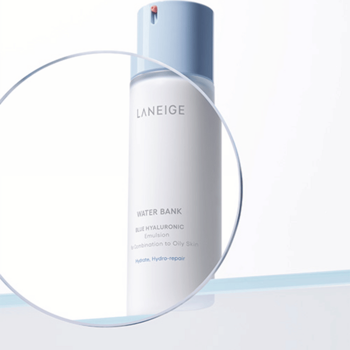 LANEIGE Water Bank Blue Hyaluronic Emulsion so svetlomodrou pumpou, videná cez zväčšovacie sklo na bielom pozadí s modrým okrajom.