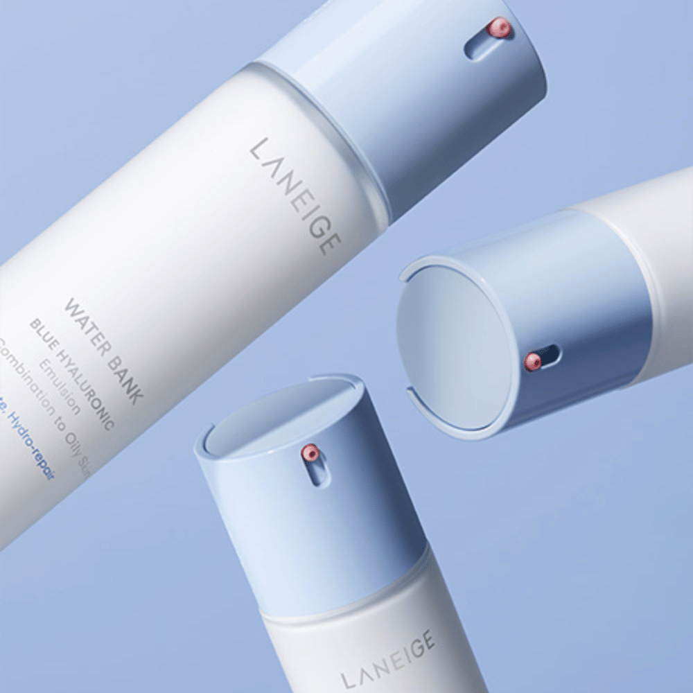 Tri fľaše LANEIGE Water Bank Blue Hyaluronic Emulsion so svetlomodrými pumpičkami na modrom pozadí, zobrazené z rôznych uhlov.