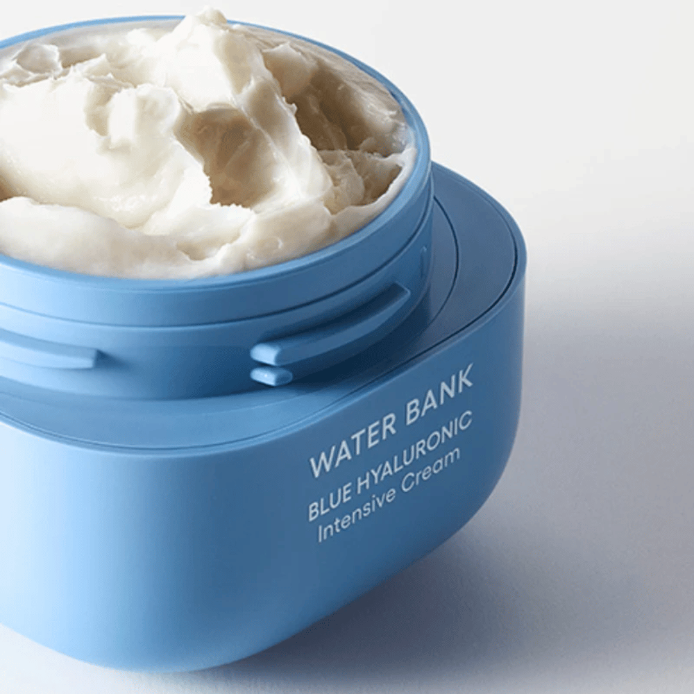 Otvorená nádoba LANEIGE Water Bank Blue Hyaluronic Intensive Cream ukazuje bohatú krémovú konzistenciu, na svetlom pozadí.