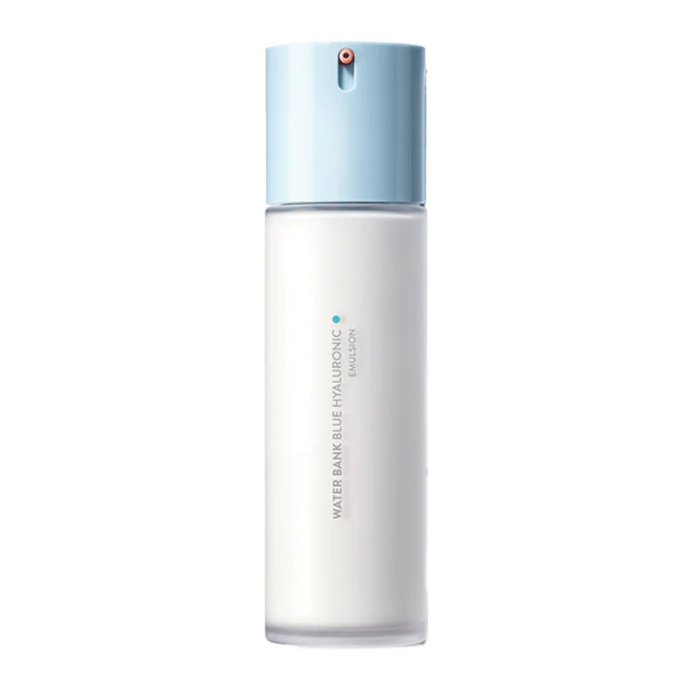 LANEIGE Water Bank Blue Hyaluronic Emulsion v bielej fľaši so svetlomodrou pumpou a minimalistickým dizajnom, na bielom pozadí.