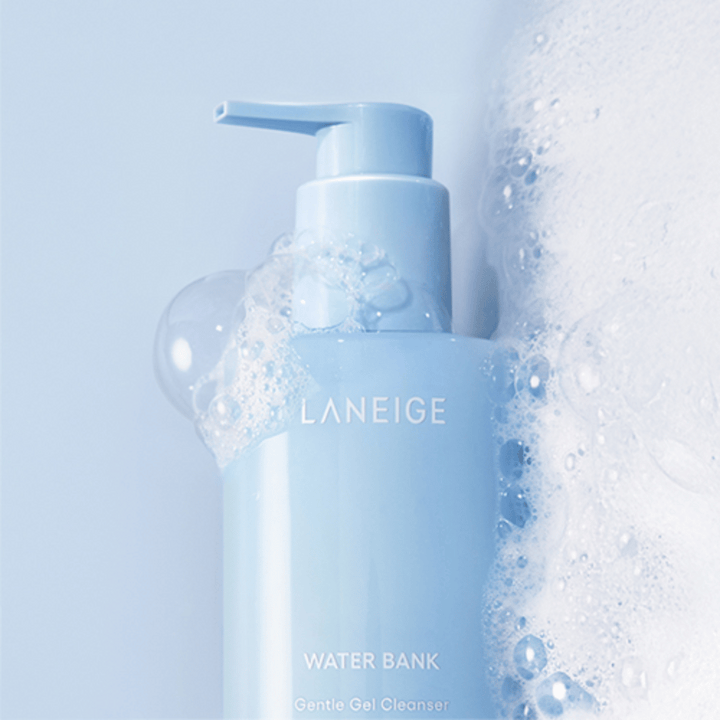 LANEIGE Water Bank Gentle Gel Cleanser pokrytý penou a bublinami na svetlomodrom pozadí, čo signalizuje čistenie a sviežosť.