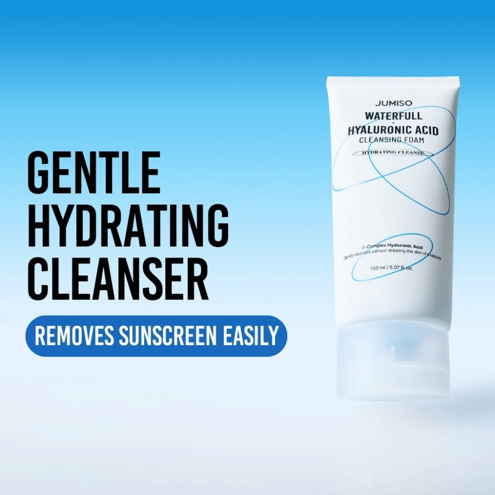 Produktový obrázok Jumiso Waterfull Hyaluronic Acid Cleansing Foam na modrom pozadí. Dôraz sa kladie na jemný a hydratačný čistiaci prípravok na tvár, ktorý účinne odstraňuje opaľovací krém a každodenné nečistoty.