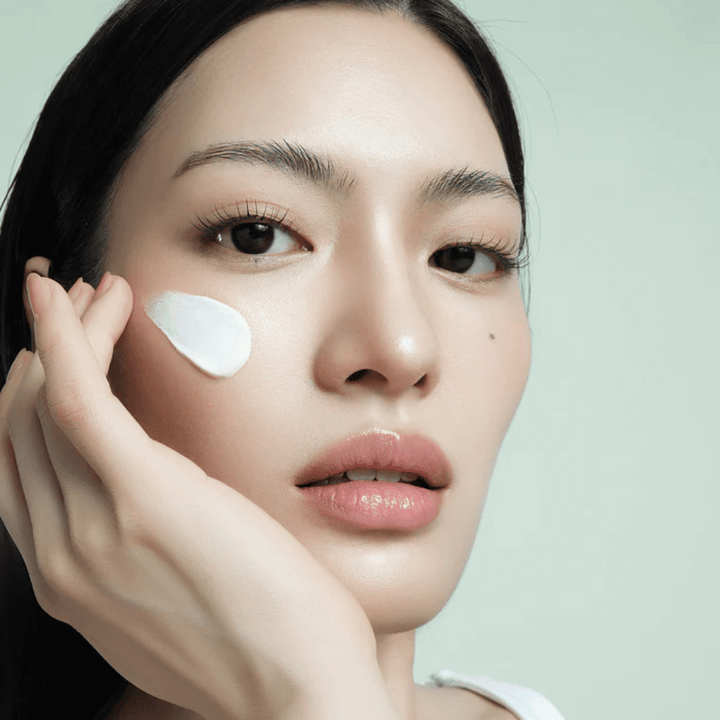 Modelka aplikuje d'Alba Waterfull Mild Sun Cream SPF 50+ na tvár. Ľahká, hydratačná ochrana proti slnku s minerálnym filtrom, ideálna na každodenné použitie a pre citlivú pokožku.