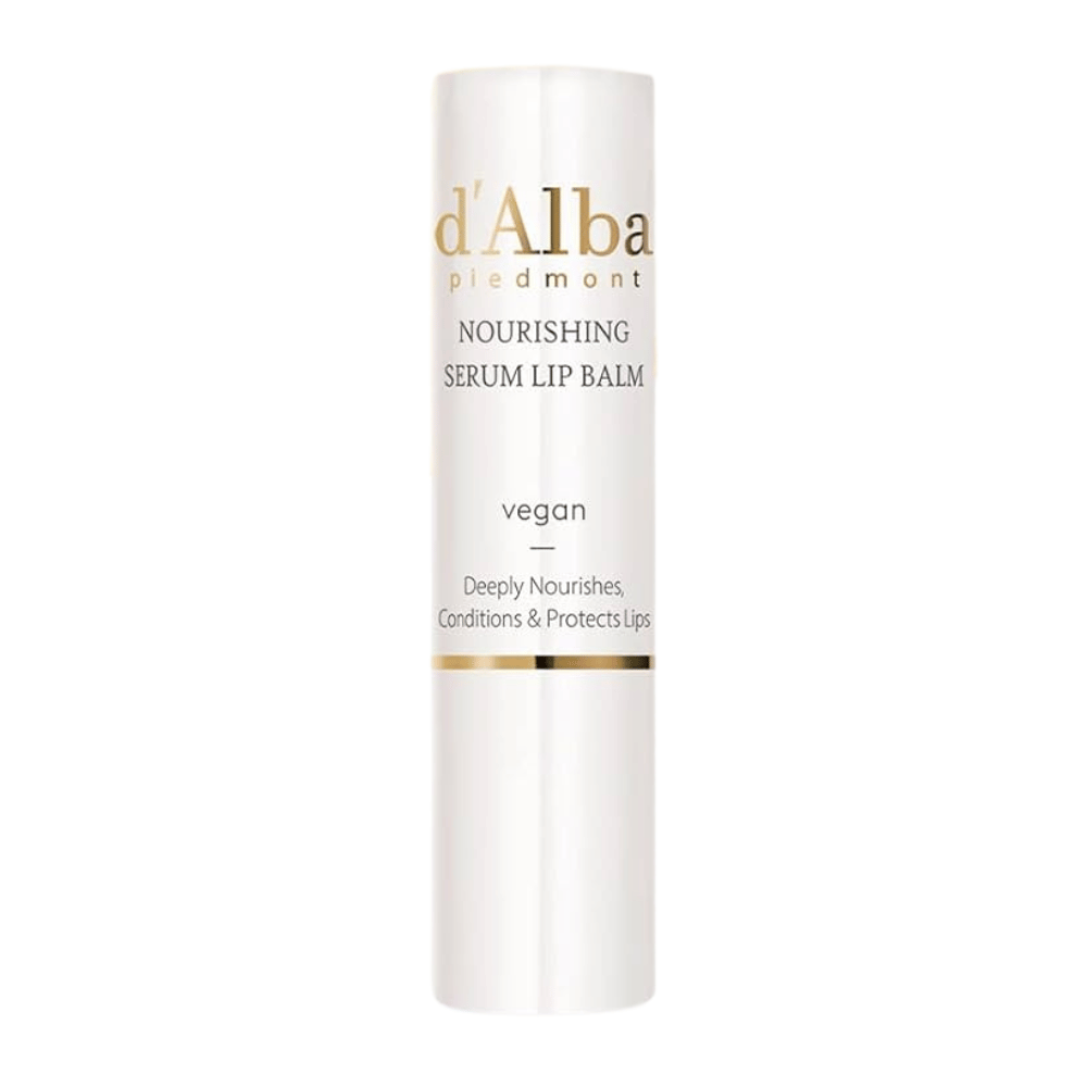 Produktový obrázok d'Alba Nourishing Serum Lip Balm v bielom a zlatom balení s textom "vegan" a "Deeply Nourishes, Conditions & Protects Lips".