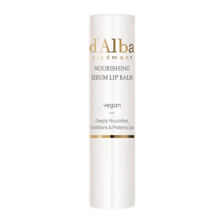 Produktový obrázok d'Alba Nourishing Serum Lip Balm v bielom a zlatom balení s textom "vegan" a "Deeply Nourishes, Conditions & Protects Lips".