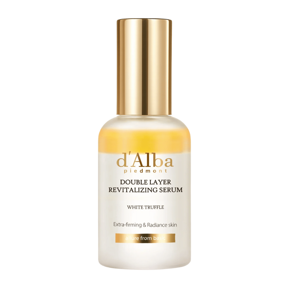 Izolovaný obrázok d'Alba Double Layer Revitalizing Serum White Truffle v sklenenej fľaši so žltým vrchom a zlatým uzáverom, sérum na starostlivosť o pleť pre pevnosť a žiarivosť.