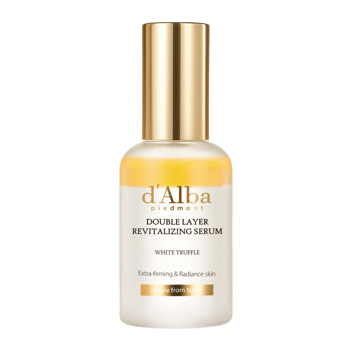 Izolovaný obrázok d'Alba Double Layer Revitalizing Serum White Truffle v sklenenej fľaši so žltým vrchom a zlatým uzáverom, sérum na starostlivosť o pleť pre pevnosť a žiarivosť.