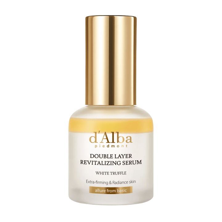 d'Alba Double Layer Revitalizing Serum White Truffle v elegantnej sklenenej fľaši so zlatým uzáverom, navrhnutý pre extra pevnosť a žiarivosť pokožky.