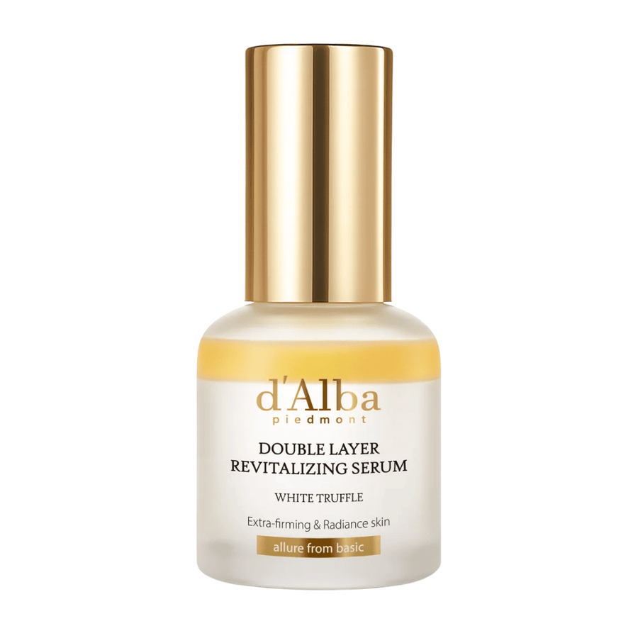d'Alba Double Layer Revitalizing Serum White Truffle v elegantnej sklenenej fľaši so zlatým uzáverom, navrhnutý pre extra pevnosť a žiarivosť pokožky.