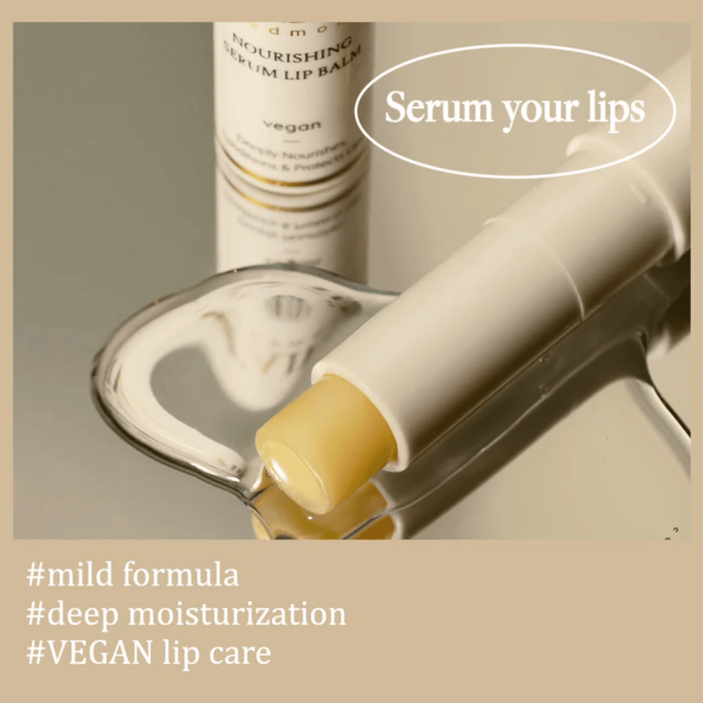 d'Alba Nourishing Serum Lip Balm v detailnom zábere na zrkadle s textom o jemnej formule, hlbokom zvlhčení a vegánskej starostlivosti o pery.