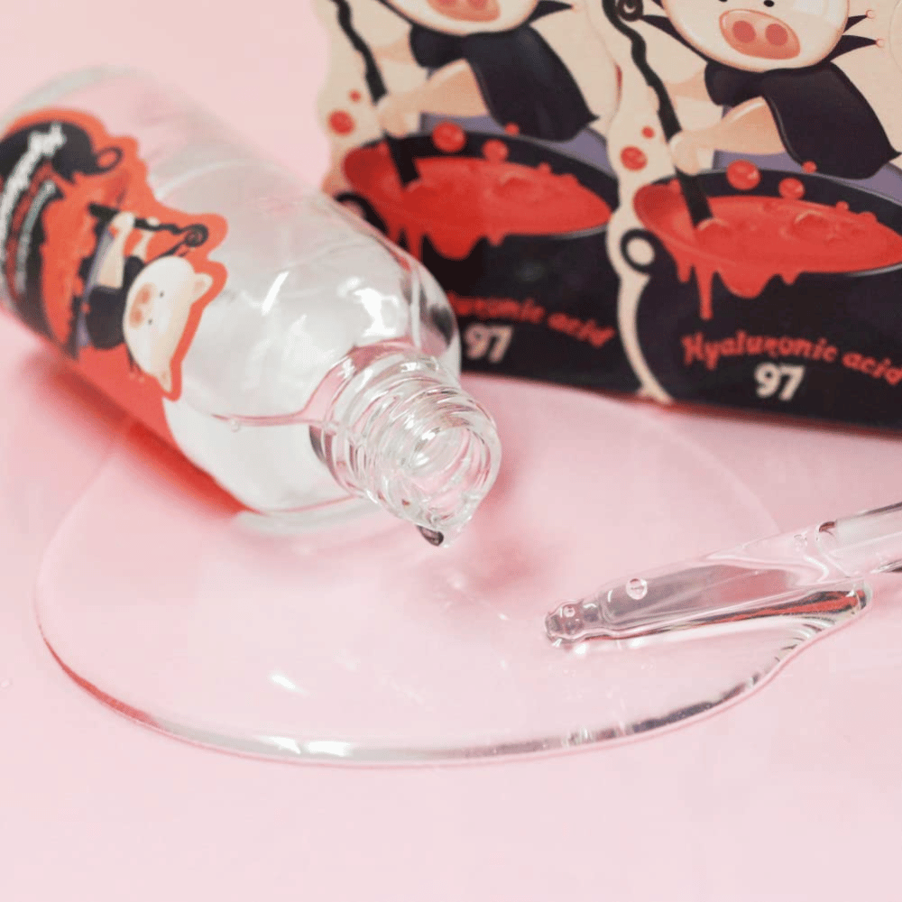 Detailný záber na Elizavecca Hyaluronic Acid 97 s pipetou a čírou textúrou séra, ktoré sa rýchlo vstrebáva a hlboko hydratuje pokožku.