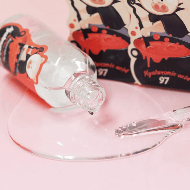 Detailný záber na Elizavecca Hyaluronic Acid 97 s pipetou a čírou textúrou séra, ktoré sa rýchlo vstrebáva a hlboko hydratuje pokožku.