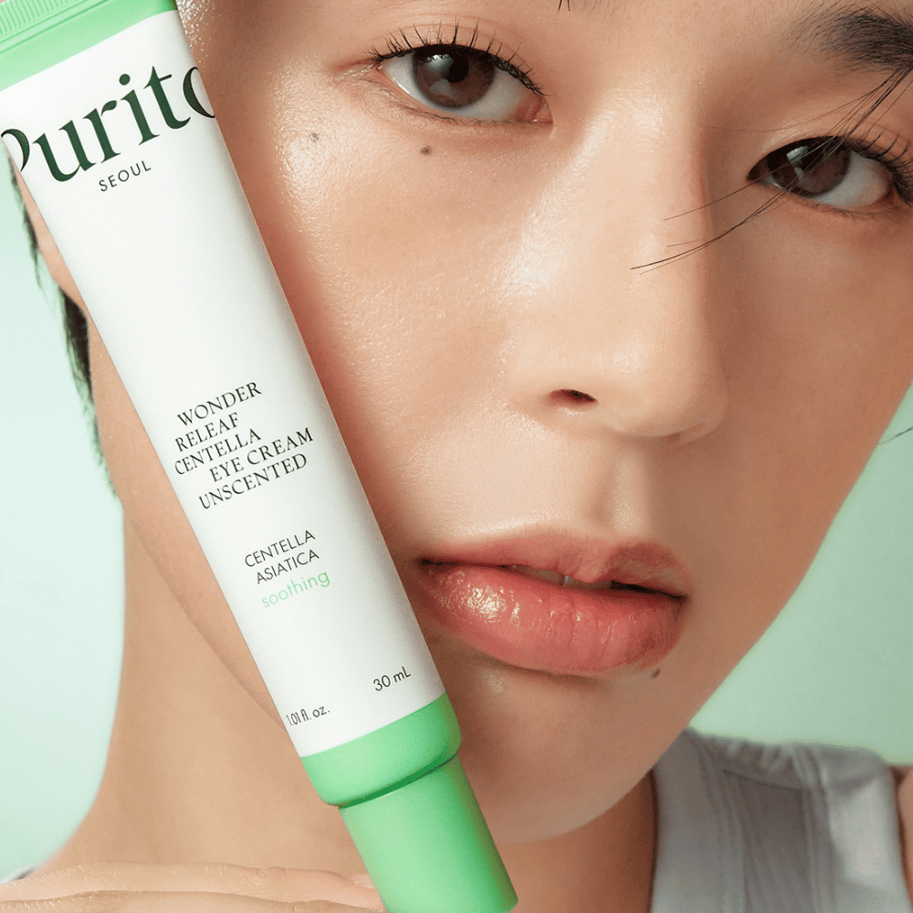 Purito Wonder Releaf Centella Eye Cream Unscented je výživný očný krém, ktorý obsahuje upokojujúcu Centella Asiatica. Perfektné pre citlivú pokožku, tento neparfumovaný krém znižuje podráždenie a intenzívne hydratuje, zatiaľ čo redukuje jemné vrásky a tmavé kruhy.