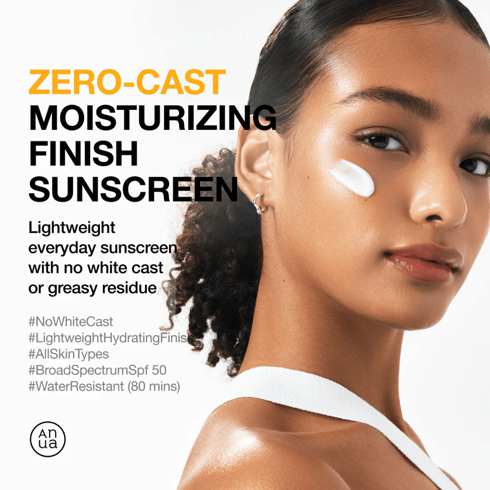Žena s opaľovacím krémom na líci ukazuje ANUA Zero-Cast Moisturizing Finish Sunscreen – ľahký, hydratačný opaľovací krém s SPF 50, ktorý nezanecháva biely povlak.