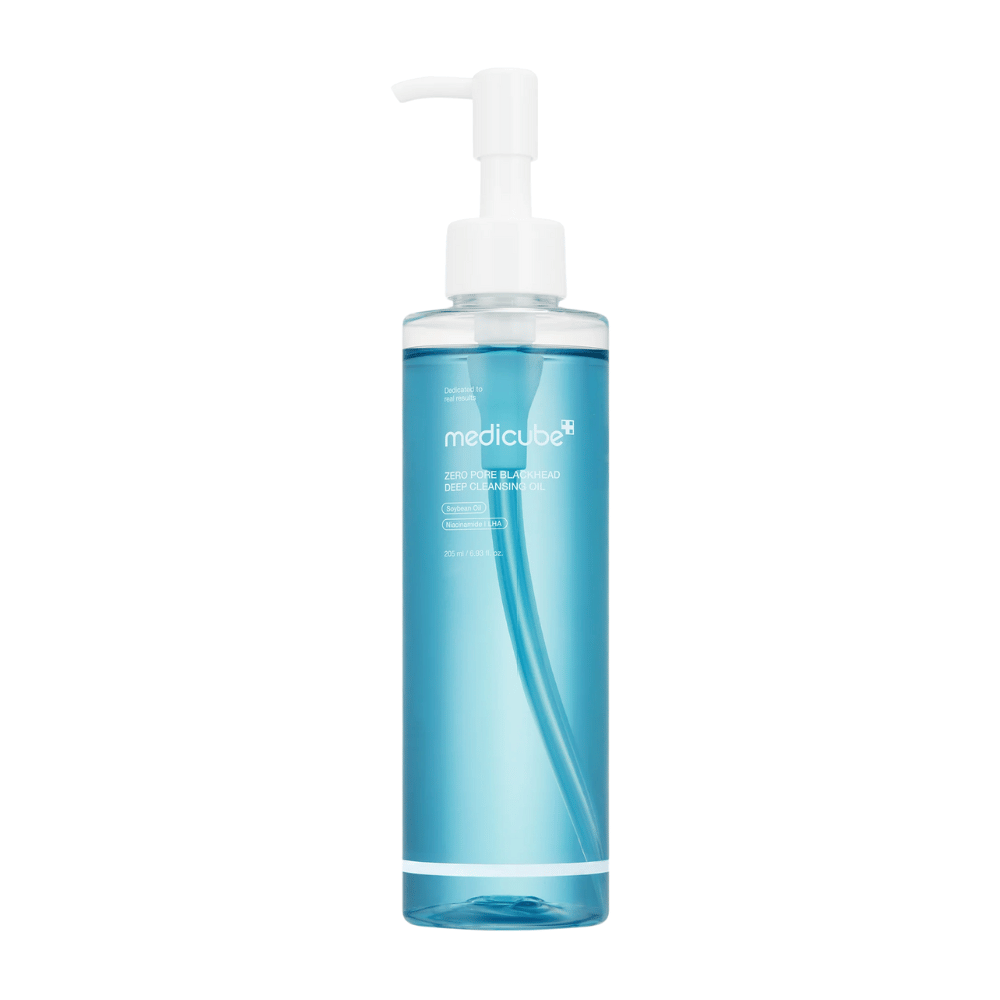 Fľaša Medicube Zero Pore Blackhead Deep Cleansing Oil v modrom balení s bielou pumpičkou, na bielom pozadí.