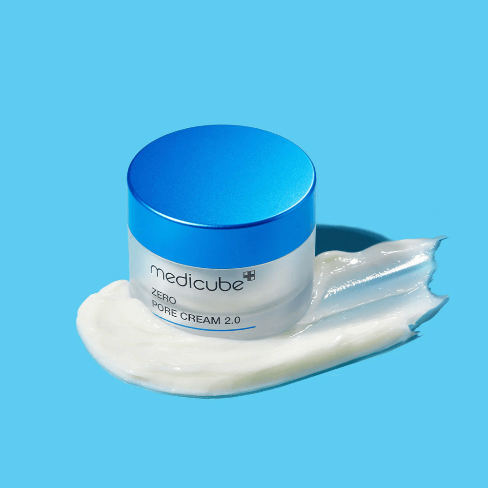 Medicube Zero Pore Cream 2.0 je ľahký a hydratačný krém, ktorý pomáha minimalizovať viditeľnosť pórov a vyrovnávať produkciu mazu. Zanecháva pleť jemnú, matnú a sviežu bez upchávania pórov, čo ho robí ideálnym pre mastnú a zmiešanú pleť.
