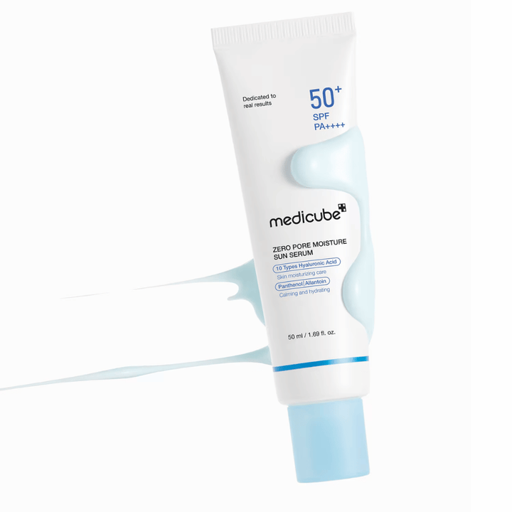 Medicube Zero Pore Moisture Sun Serum SPF50+ PA++++ obklopené textúrou produktu podobnou séru. Hydratačná opaľovacia ochrana s 10 typmi kyseliny hyalurónovej pre hydratáciu, komfort a každodennú UV ochranu.