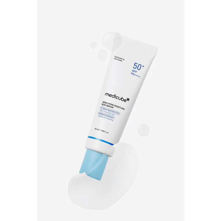 Medicube Zero Pore Moisture Sun Serum SPF50+ PA++++ s ľahkou textúrou séra. Obrázok vyzdvihuje hydratačné zloženie, ktoré pomáha pokožke pôsobiť jemne, upokojene a chránene pred slnkom.
