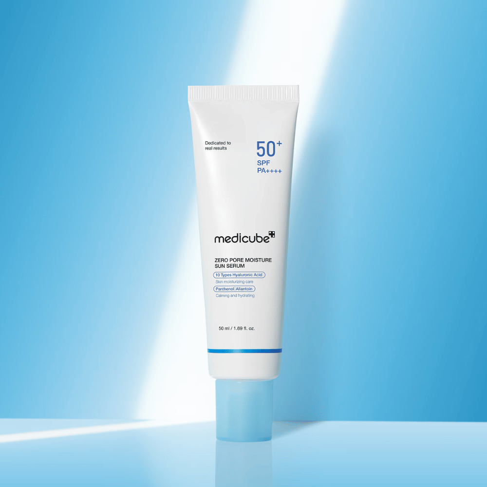 Medicube Zero Pore Moisture Sun Serum SPF50+ PA++++ prezentované na modrom pozadí. Hydratačné slnečné sérum s kyselinou hyalurónovou, panthenolom a alantoínom na každodennú UV ochranu a starostlivosť o pokožku.