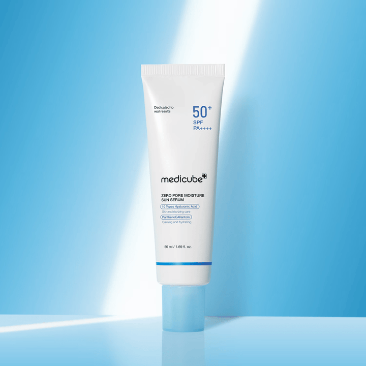 Medicube Zero Pore Moisture Sun Serum SPF50+ PA++++ prezentované na modrom pozadí. Hydratačné slnečné sérum s kyselinou hyalurónovou, panthenolom a alantoínom na každodennú UV ochranu a starostlivosť o pokožku.