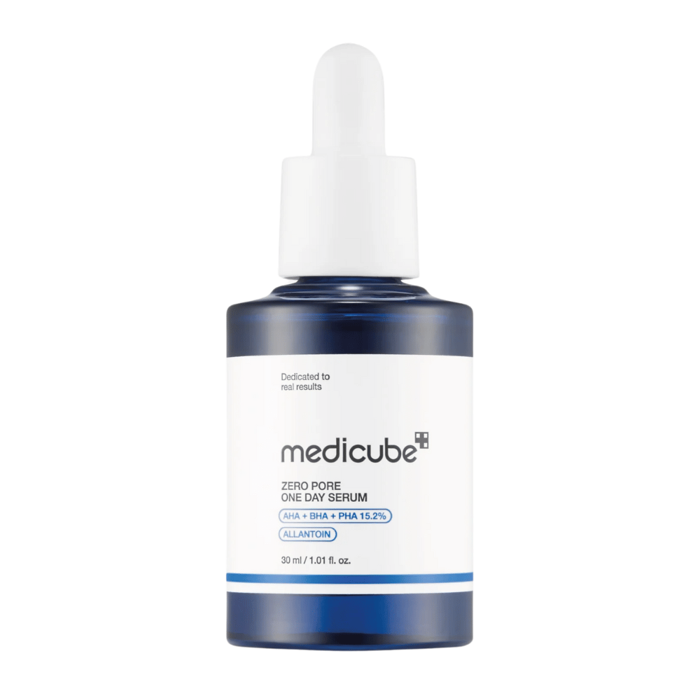 Fľaša Medicube Zero Pore One Day Serum s bielou etiketou a modrými detailmi, exfoliačný produkt s AHA, BHA a PHA, na bielom pozadí.