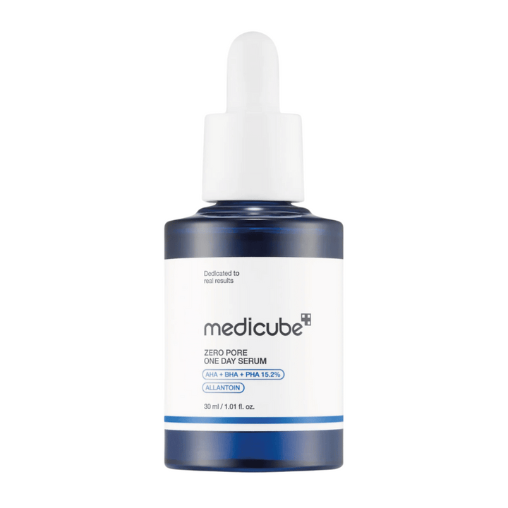 Fľaša Medicube Zero Pore One Day Serum s bielou etiketou a modrými detailmi, exfoliačný produkt s AHA, BHA a PHA, na bielom pozadí.