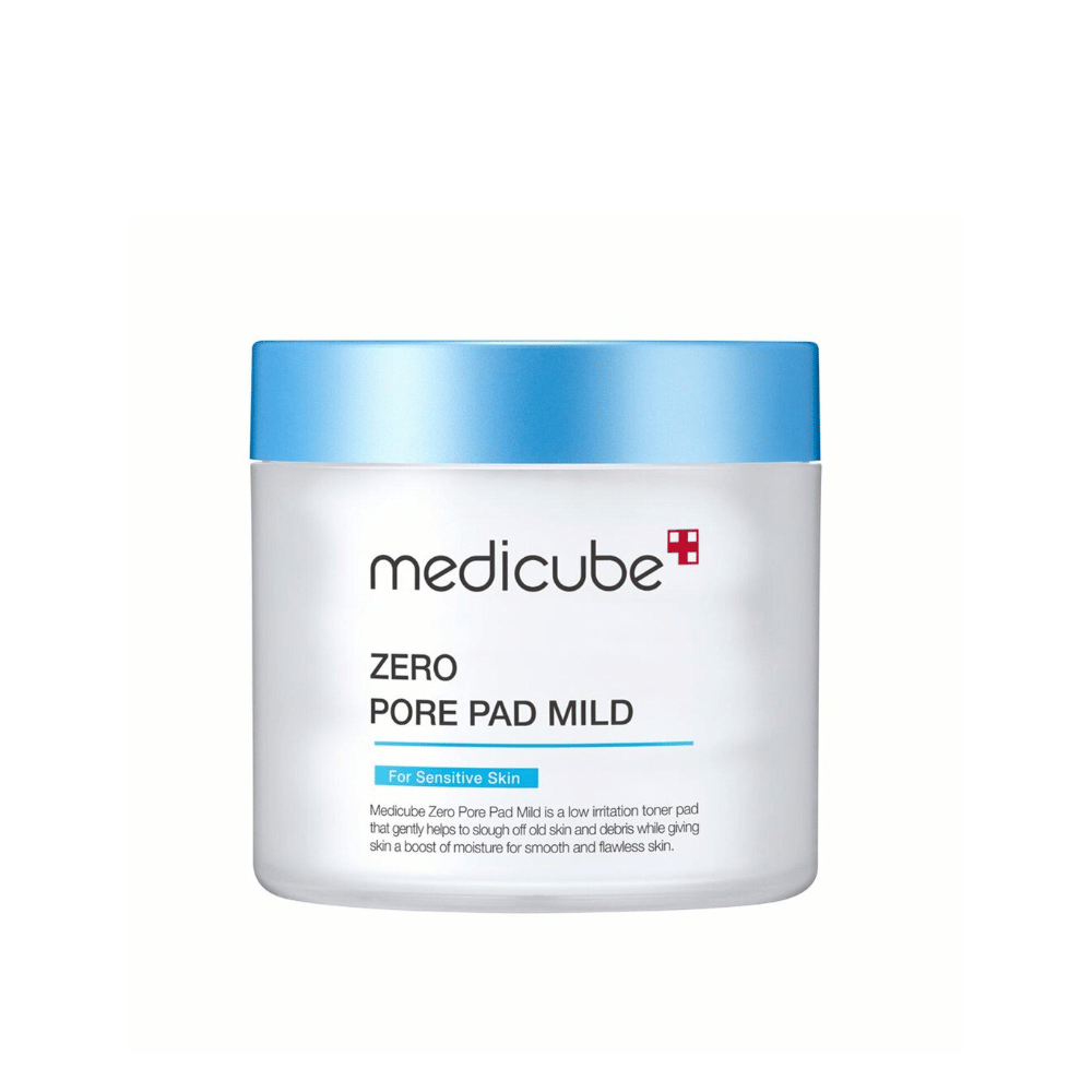 Medicube Zero Pore Pad Mild je jemný tonerový tampón pre citlivú pokožku. Pomáha jemne exfoliovať odumreté kožné bunky a nečistoty, pričom dodáva vlhkosť pre mäkkú a hladkú pokožku. Produkt má modré a biele balenie, ideálne pre každodenné použitie.